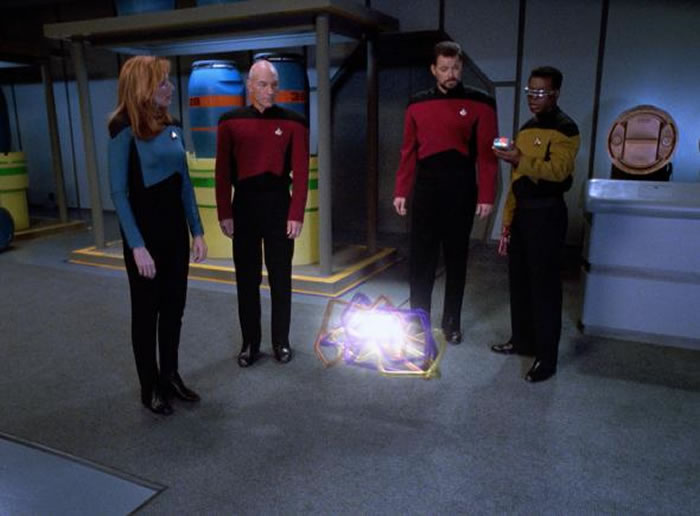 在《银河飞龙》中,有一集是舰队成员在修改一枚光子鱼雷,以便在星云中开采名为vertion的次原子粒子。 《星舰》系列中出现的天体,常常和真实宇宙有所重叠。 PH