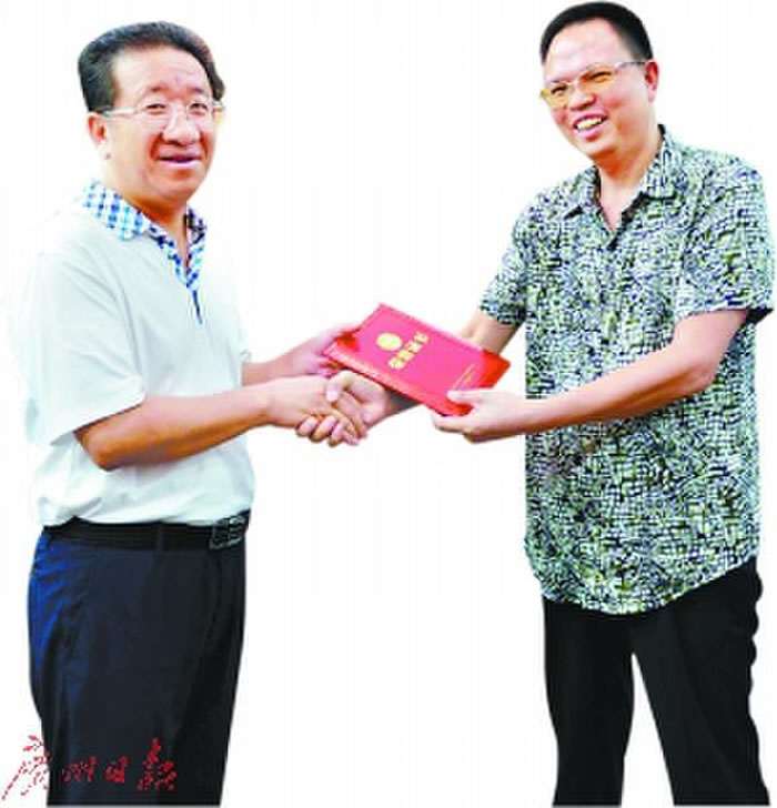 河源市委常委、宣传部部长吴善平为曾焕阳颁发荣誉证书。