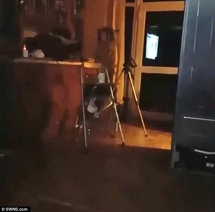 灵异一幕:英国伦敦居民家中夜深人静时杯和碟突然无故落地