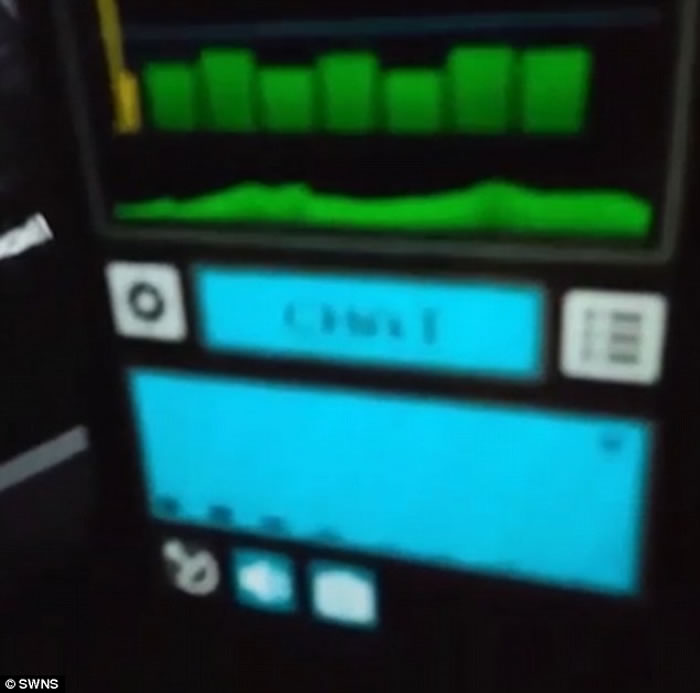 灵异一幕:英国伦敦居民家中夜深人静时杯和碟突然无故落地