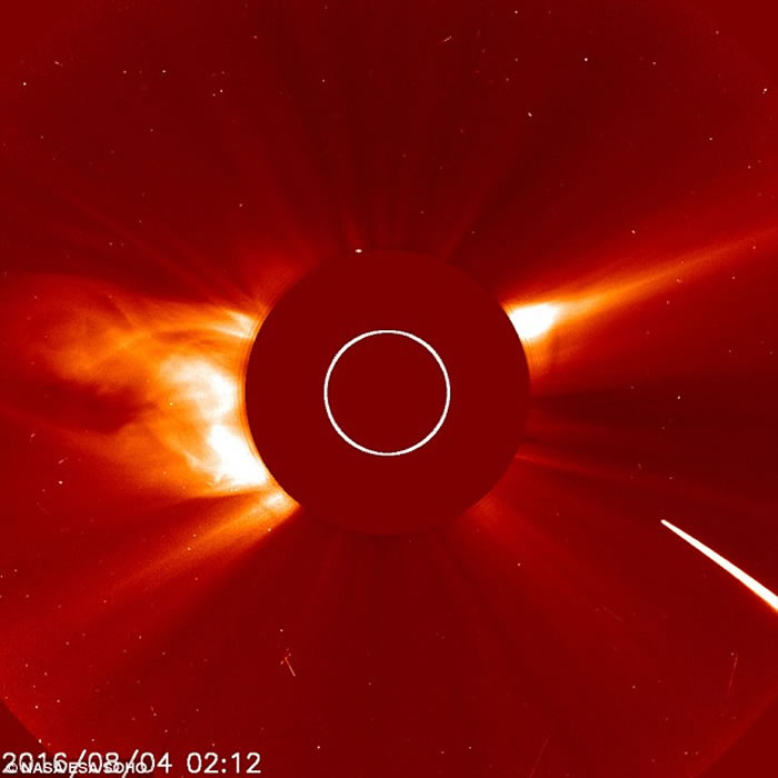 SOHO卫星拍摄到一颗掠日彗星近距离掠过太阳时壮烈的死亡过程
