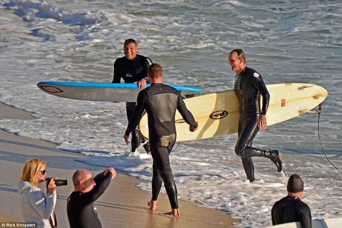 澳洲滑浪手惊魂:4米巨鲨伴游5分钟