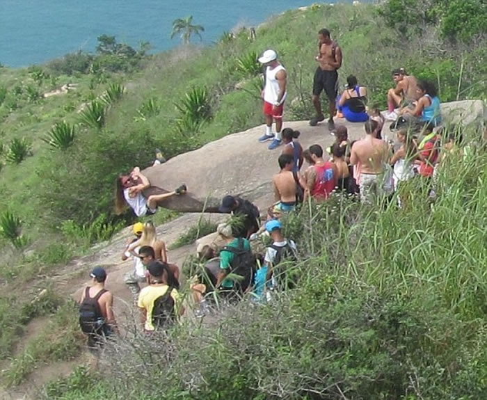 在上一次倒吊后,游客指出坎德拉利用图中大石借位。