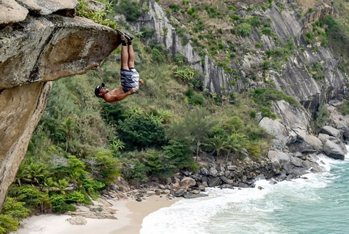 坎德拉成功完成倒吊创举。