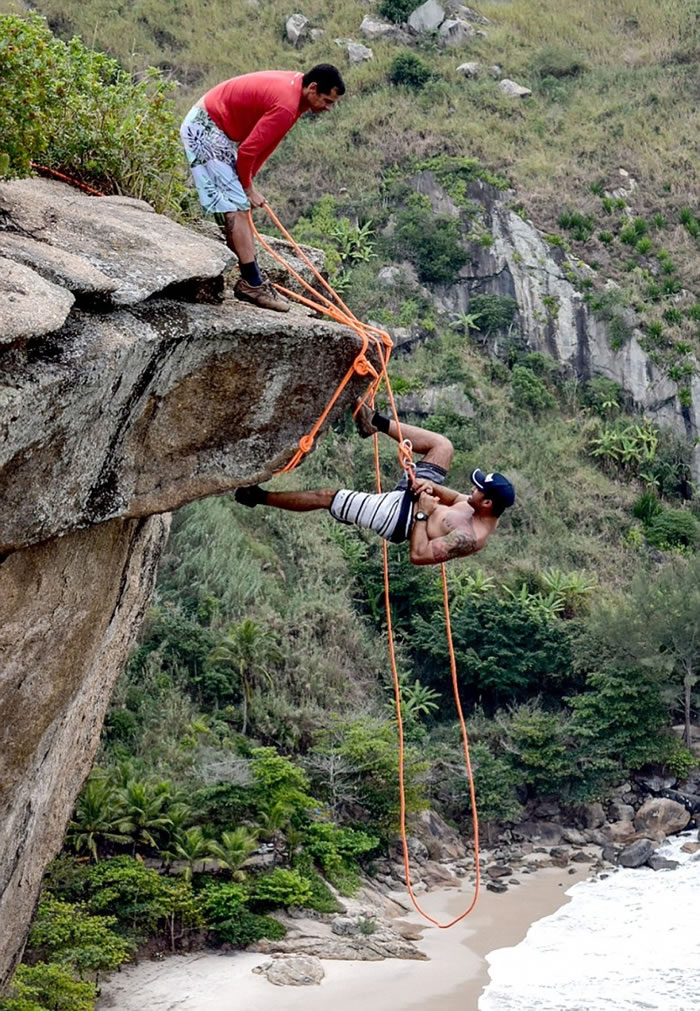 坎德拉靠朋友帮助,游绳到大石上。