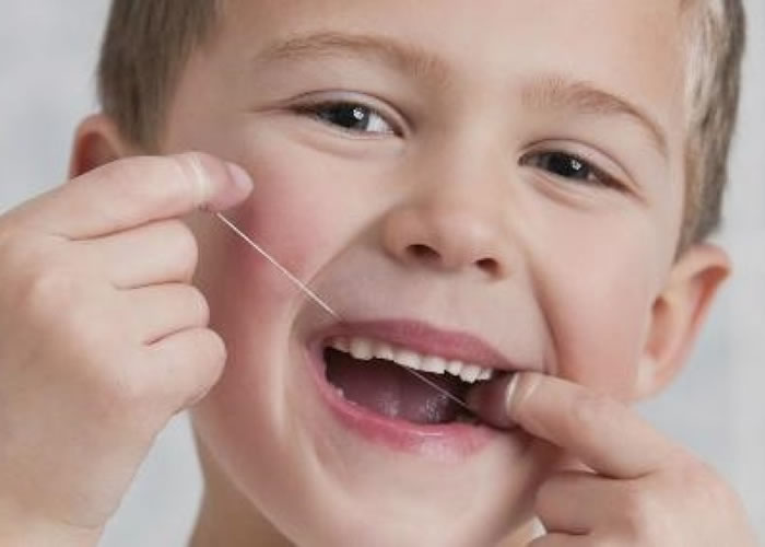 不少人会用牙线清洁牙齿。