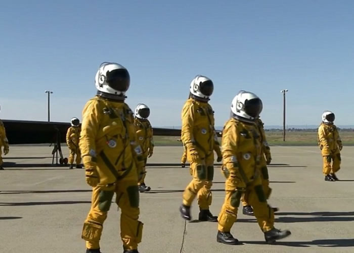 U-2机师穿上特别的飞行服。