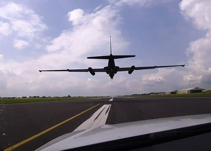 U-2降落时需要他人驾车协助。