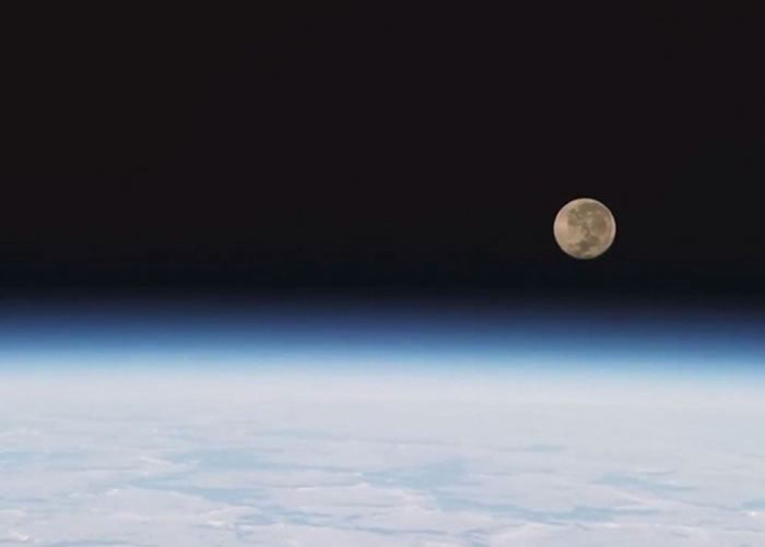 U-2可在太空边缘飞行。