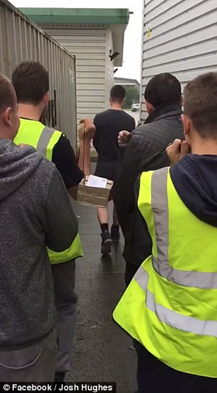 С��������׹������ Ӣ��һȺ���Ṥ��̧������������ʽɥ��