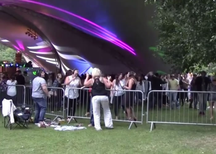 参加派对者在强劲音乐下饮酒。