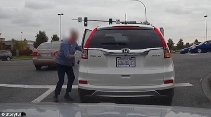 Ӣ������Ů˾�����Լ���ʻ�ĳ�շ��