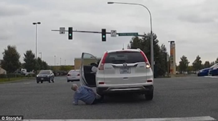 Ӣ������Ů˾�����Լ���ʻ�ĳ�շ��