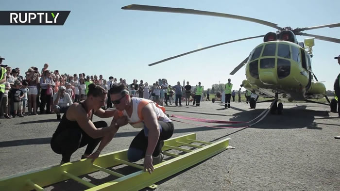 战斗民族:俄罗斯女大力士Oksana Kosheleva拖动8.6吨直升机