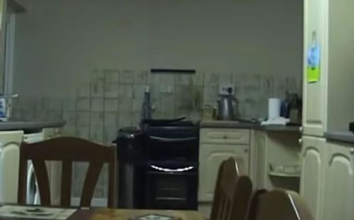 家中监控镜头拍到厨房出现的灵异一幕:厨具满天飞柜门自动打开