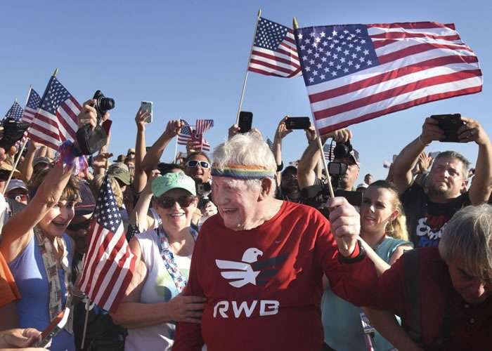 ������˹���У��ִ�ʥ����˹��ʱ���������Ю����ӭ��