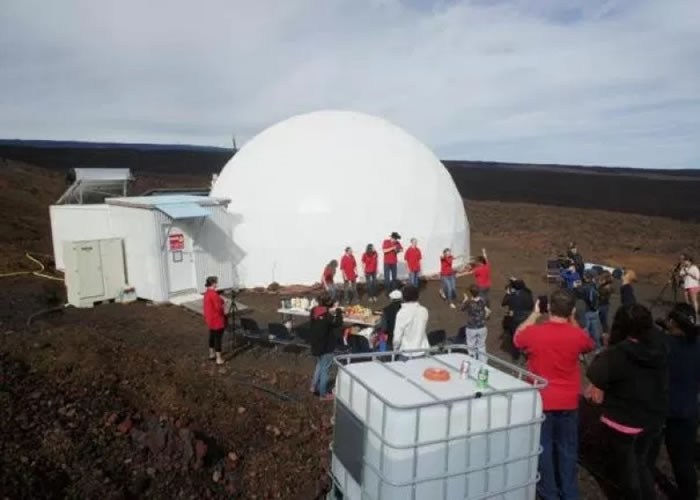 一行人将“重返”地球。图为他们早前入住的情况。