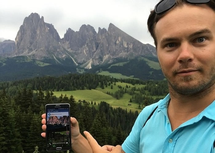 男游客形容处于图像的现场感觉奇妙。