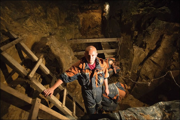 考古人员在丹尼索瓦洞挖掘多年。