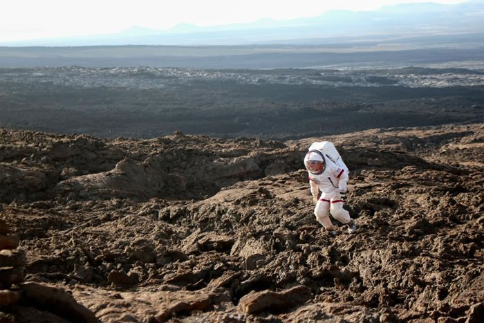 六名小队员最近花了一整年的时间在虚拟火星上。任务期间,每当他们离开小屋时,便必须穿着太空衣。 PHOTOGRAPH BY NADIA DRAKE