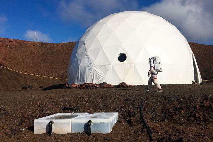 离开这栋圆顶建筑外出时,必须穿上太空装。