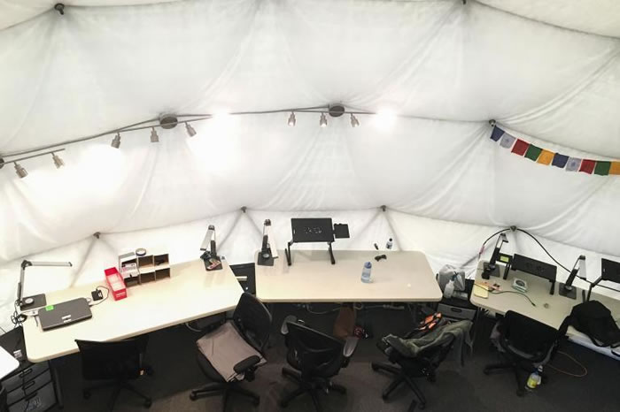 办公设备和空间俱全,空白墙面可能需要来点装饰。