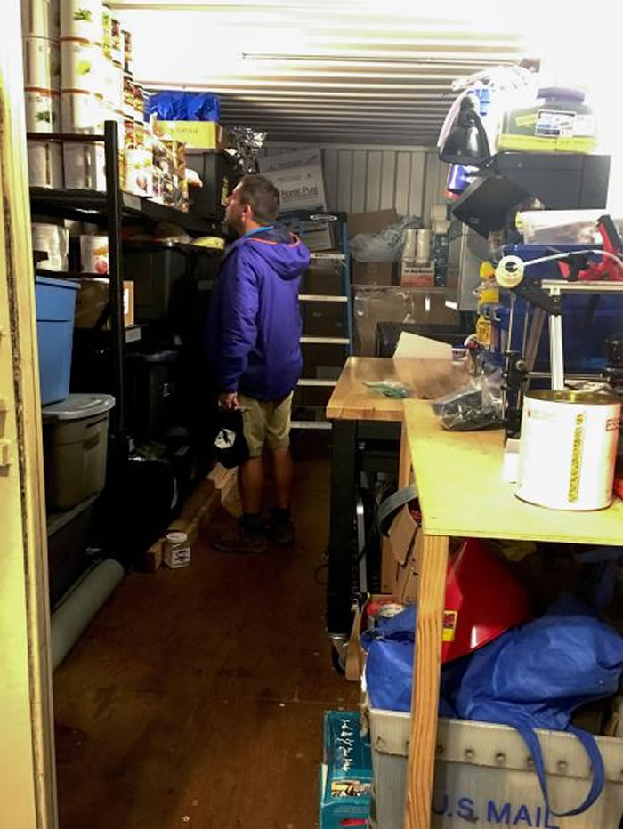 在1200平方呎的家中有足够的储藏空间可存放工具和冷冻干燥食品。