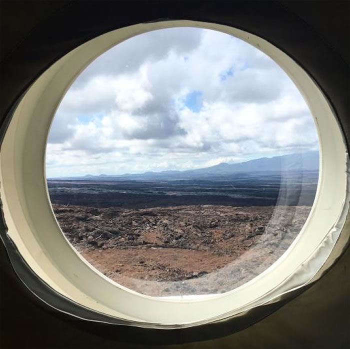 从窗户往外看,便是一整片的熔岩地和火山群。