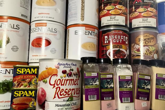 罐头、肉干和酒粉末状的带给你营养均衡的一餐。