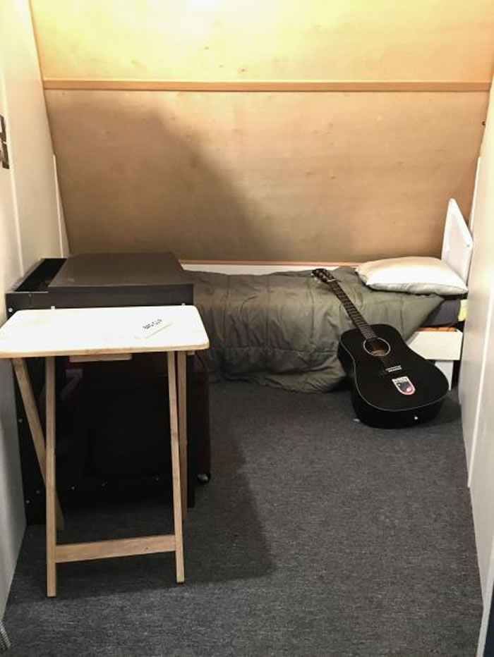 二楼的卧室勉强可以摆入一张床和一些私人物品。