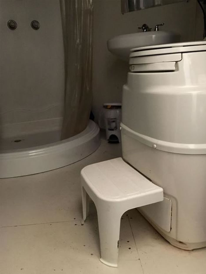 附有台阶的免冲式马桶和淋浴,这样便成了一间节省资源的环保厕所。