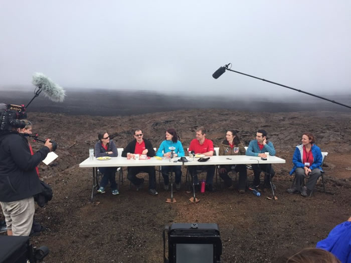 6名科学家完成历时1年的火星生活模拟后“出关”。