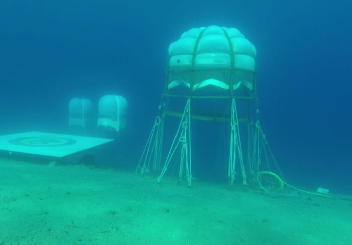 将种植间锚定于海底是首要面对的困难。