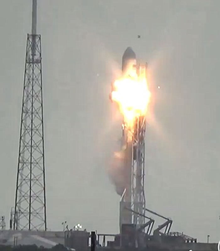 美国SpaceX“猎鹰九号”火箭爆炸冒火球 摧毁facebook首枚卫星