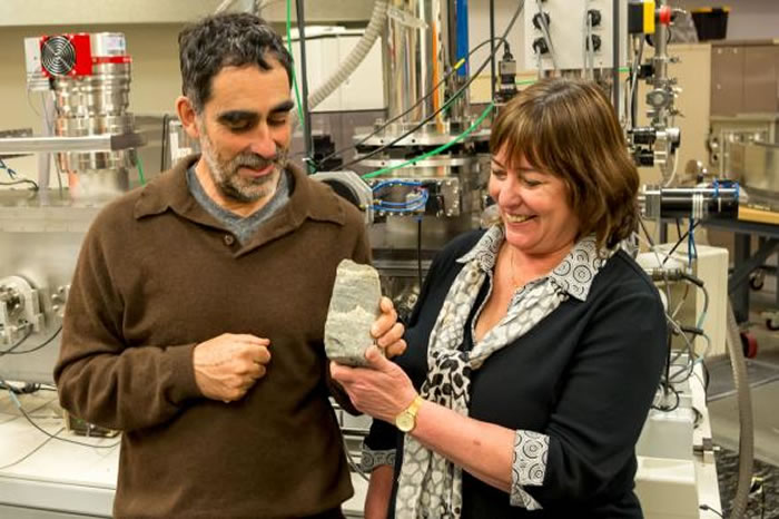 ���ף���������Allen Nutman����ޱ���������أ�Vickie Bennett����λ��ѧ�����������·��ֵĹ��ϻ�ʯ�� PHOTOGRAPH BY YURI