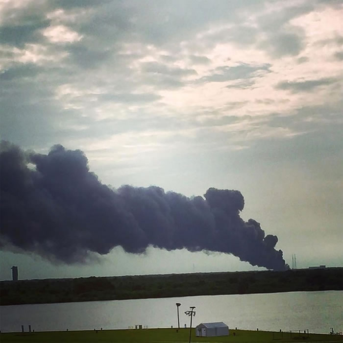 Instagram使用者Tia Grant (@runswithwine)拍下了SpaceX猎鹰九号（Falcon 9 ）在佛罗里达卡纳维洛角（Cape Can