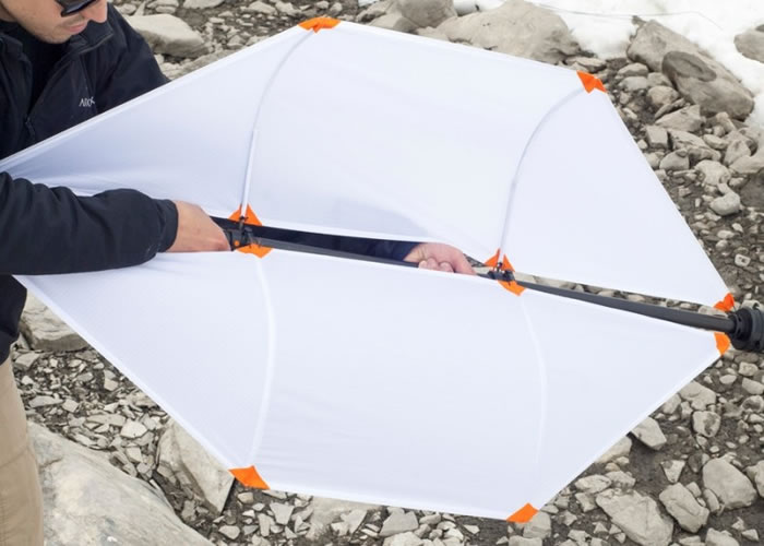 德国产品设计师发明可像雨伞般收起来的便携式风力发电器Micro Wind Turbine