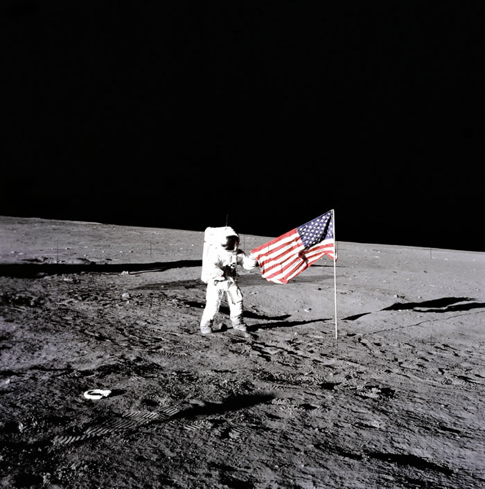 中国是发明火箭的国家，美国是首次登上月球的国家