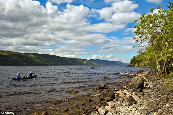 尼斯湖水怪已经娶妻生子?苏格兰男子在尼斯湖畔目击两只巨大生物在湖里潜行