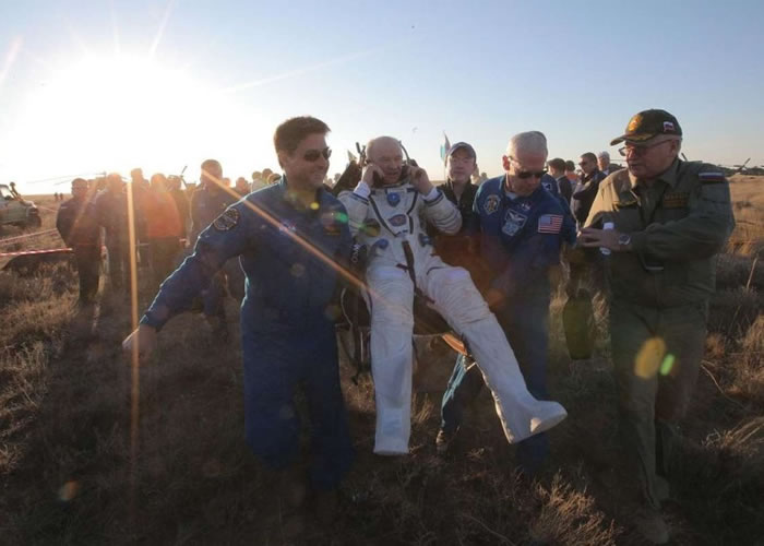 大批工作人员迎接威廉姆斯(中)。