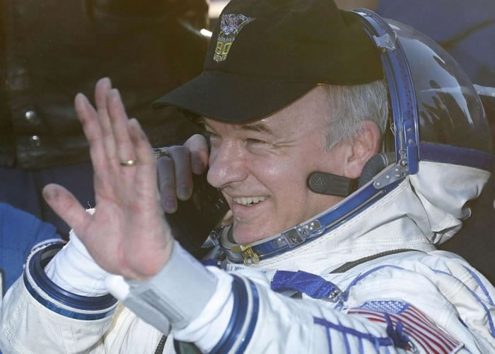 返回地球后,威廉姆斯开心挥手。