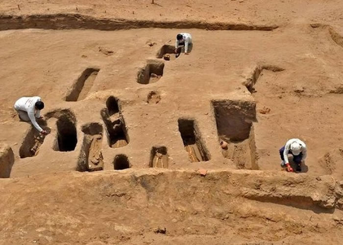 考古学家于兰巴耶克的古庙遗址发现多个墓地。