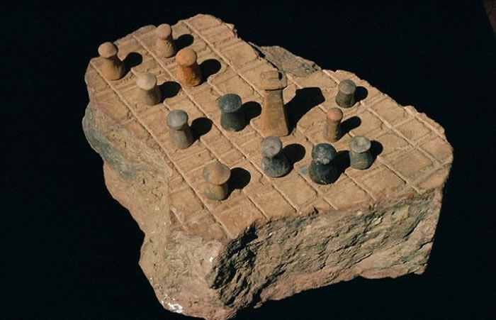 考古学家出土了棋盘。