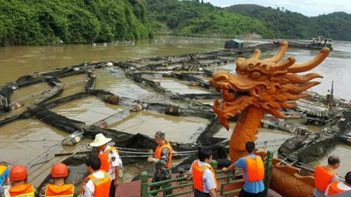 救援人员连夜清理现场。