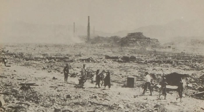 原爆后,有不少伤者在缓慢移动。