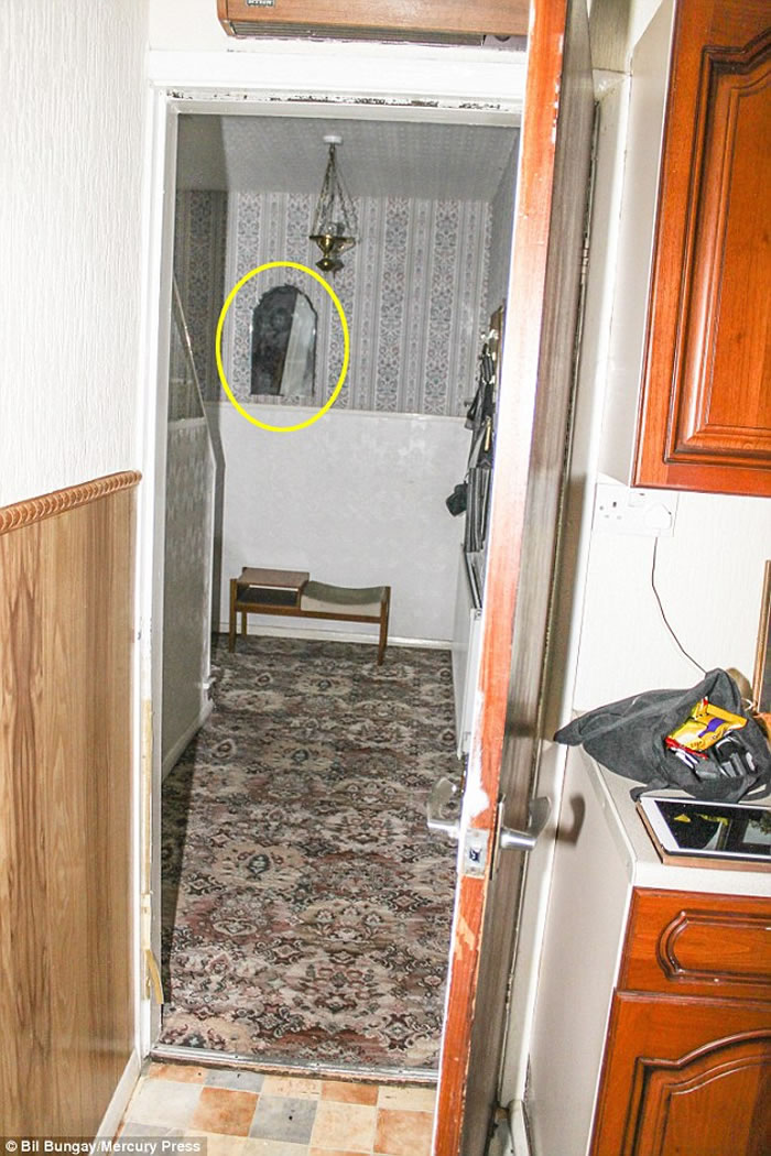 英国幽灵猎人Pete Boulton称在闹鬼大宅拍到猛鬼身影