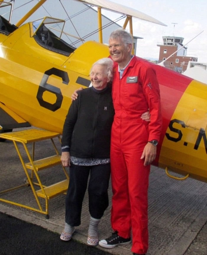 布罗米奇(左)与机师合照。