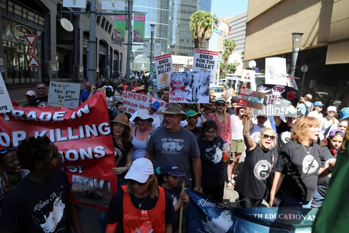 Ұ�����ﱣ������Լ����˹����ͷ���С�