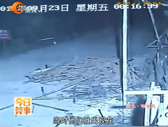 人与亮光同处拍摄范围,但却只拍到光,没看到人。