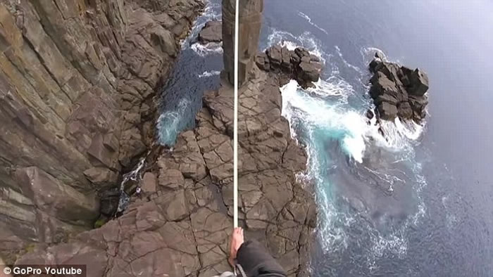 澳洲塔斯马尼亚极限运动员30米高空踩绳玩命,险失足堕崖